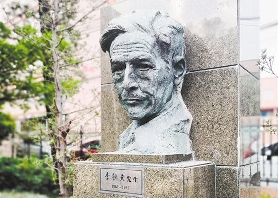 位于鐵夫畫閣的李鐵夫雕像。